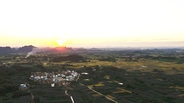 無(wú)人機(jī)巡邏助力武鳴區(qū)秸稈焚燒治理(圖1)