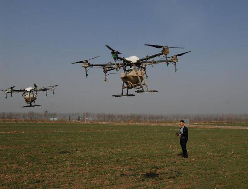 植保無人機施肥助力即墨區小麥春管(圖1)