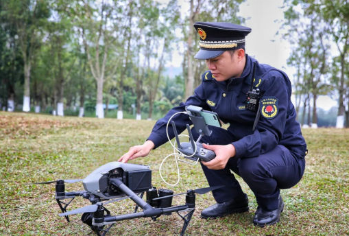 海口市城管利用無人機(jī)喊話勸離垂釣市民(圖1)